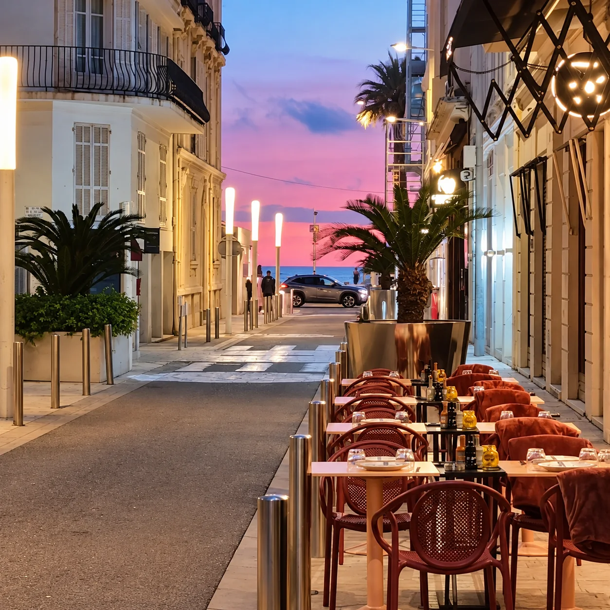 Vue de la rue Macé vers la mer au crépuscule, avec les terrasses du quartier — image retouchée